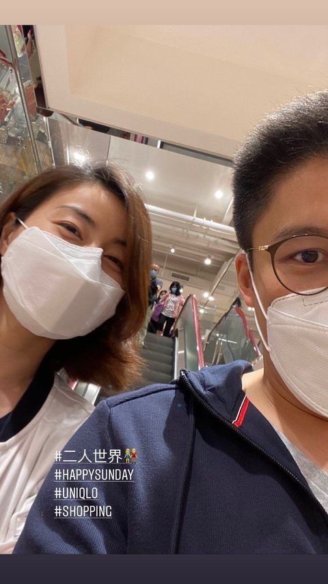 郭晶晶太幸福，霍启刚在户外给她按摩，夫妻还不忘搂腰合影