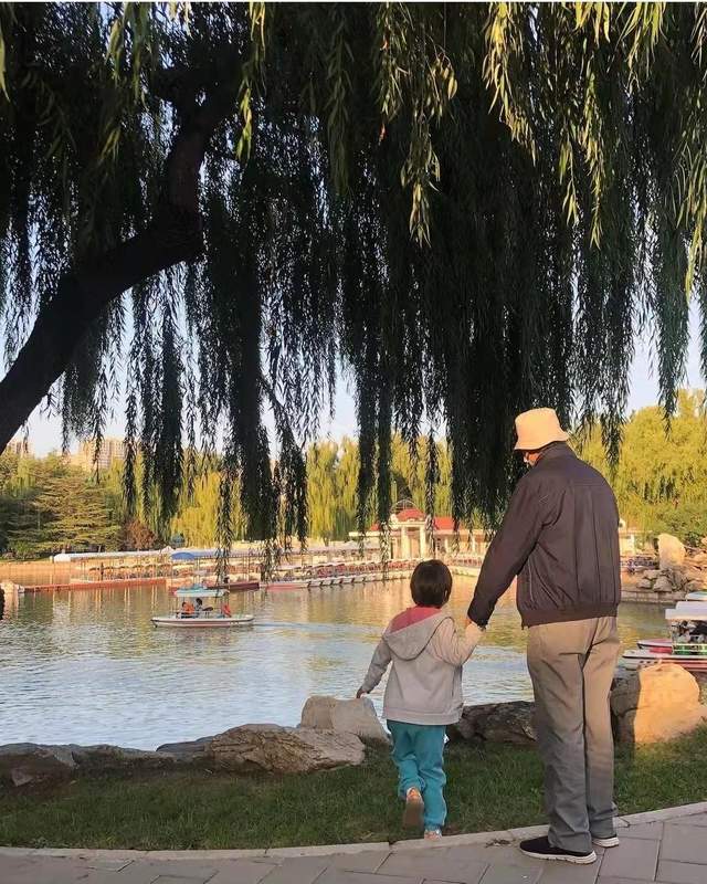 汤唯罕晒5岁女儿近照，携女与父亲同游，生日不见<a href=