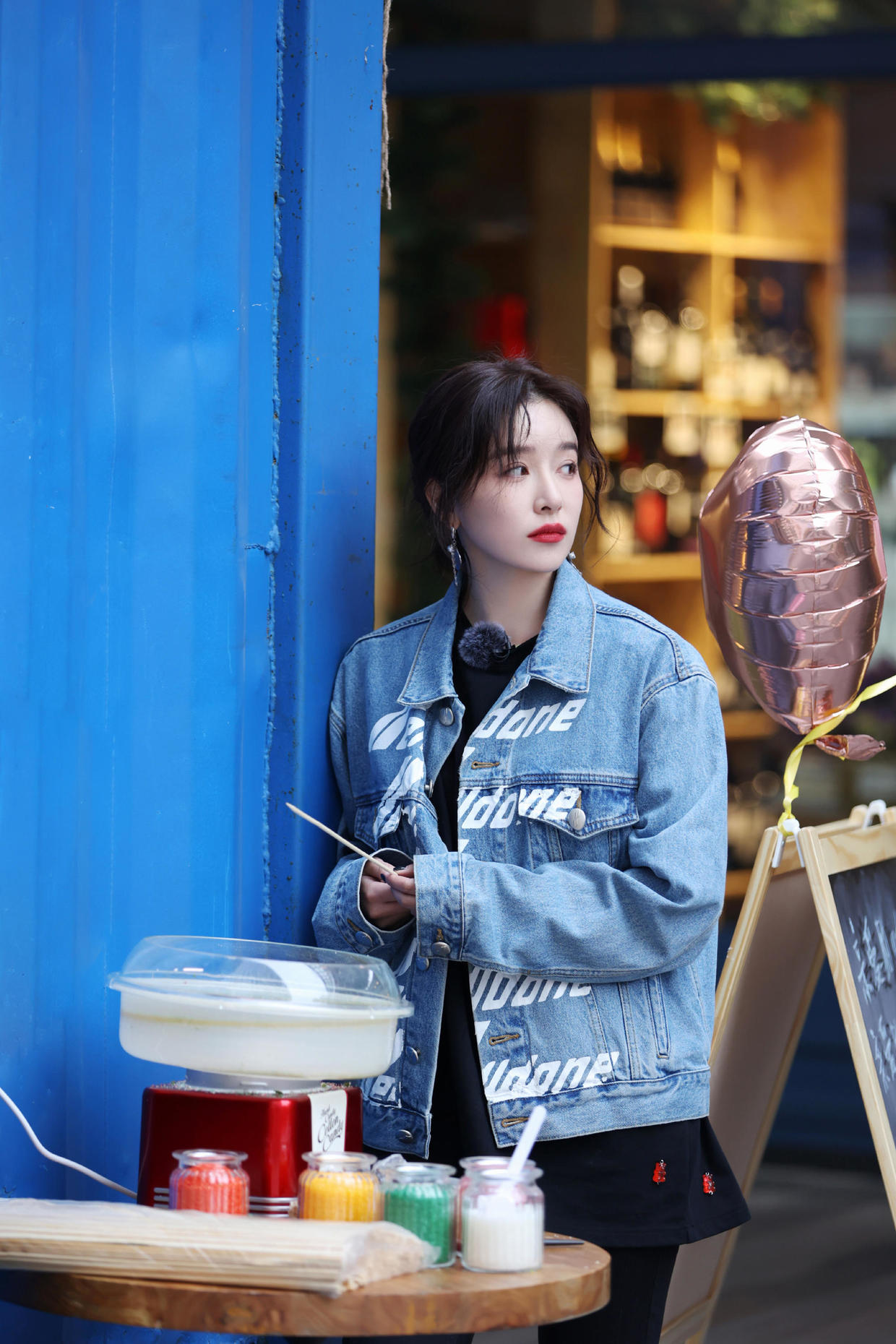 阚清子衣品绝了！穿黑西装配工装裤又飒又美，这时尚感拿捏真到位