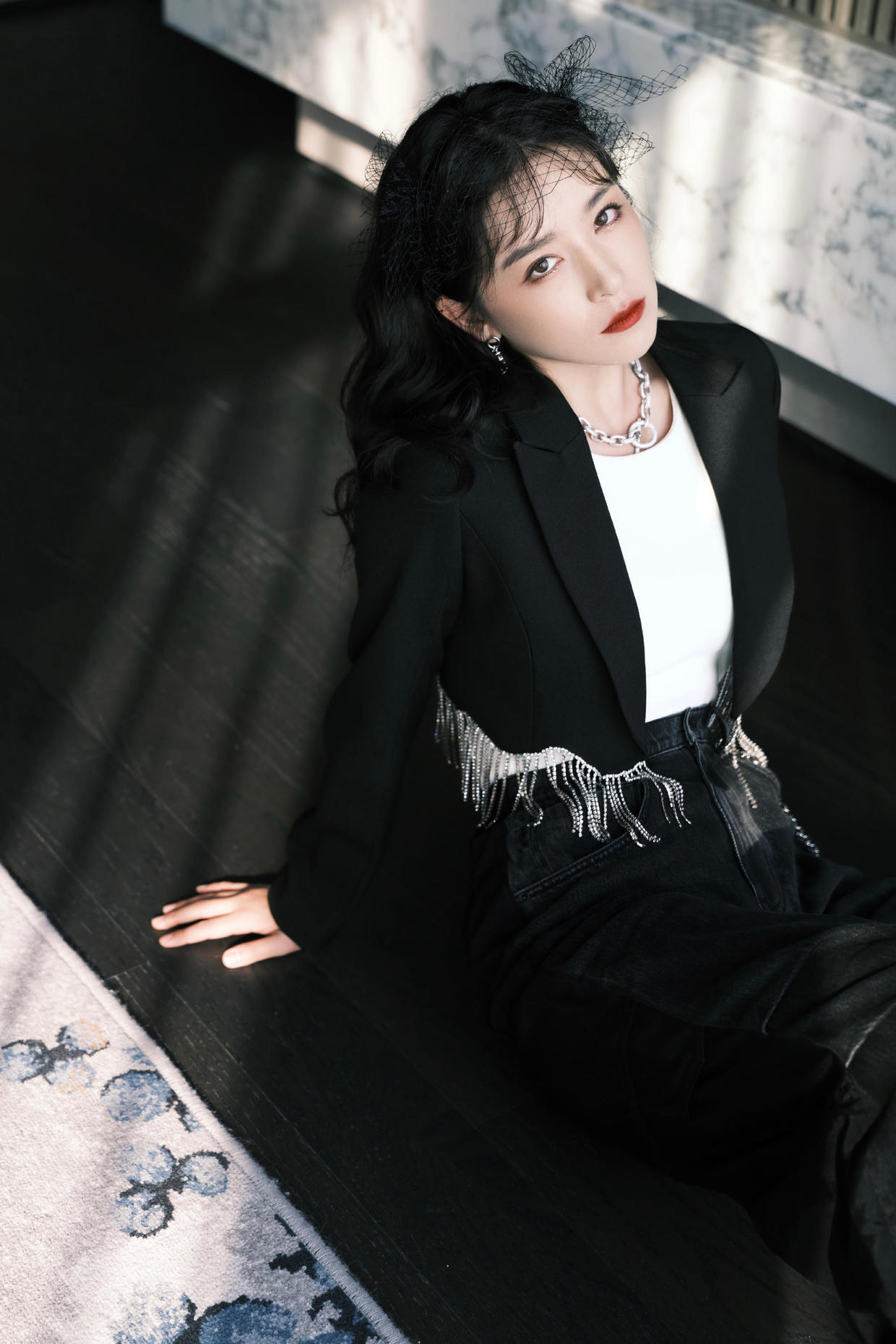 阚清子衣品绝了！穿黑西装配工装裤又飒又美，这时尚感拿捏真到位