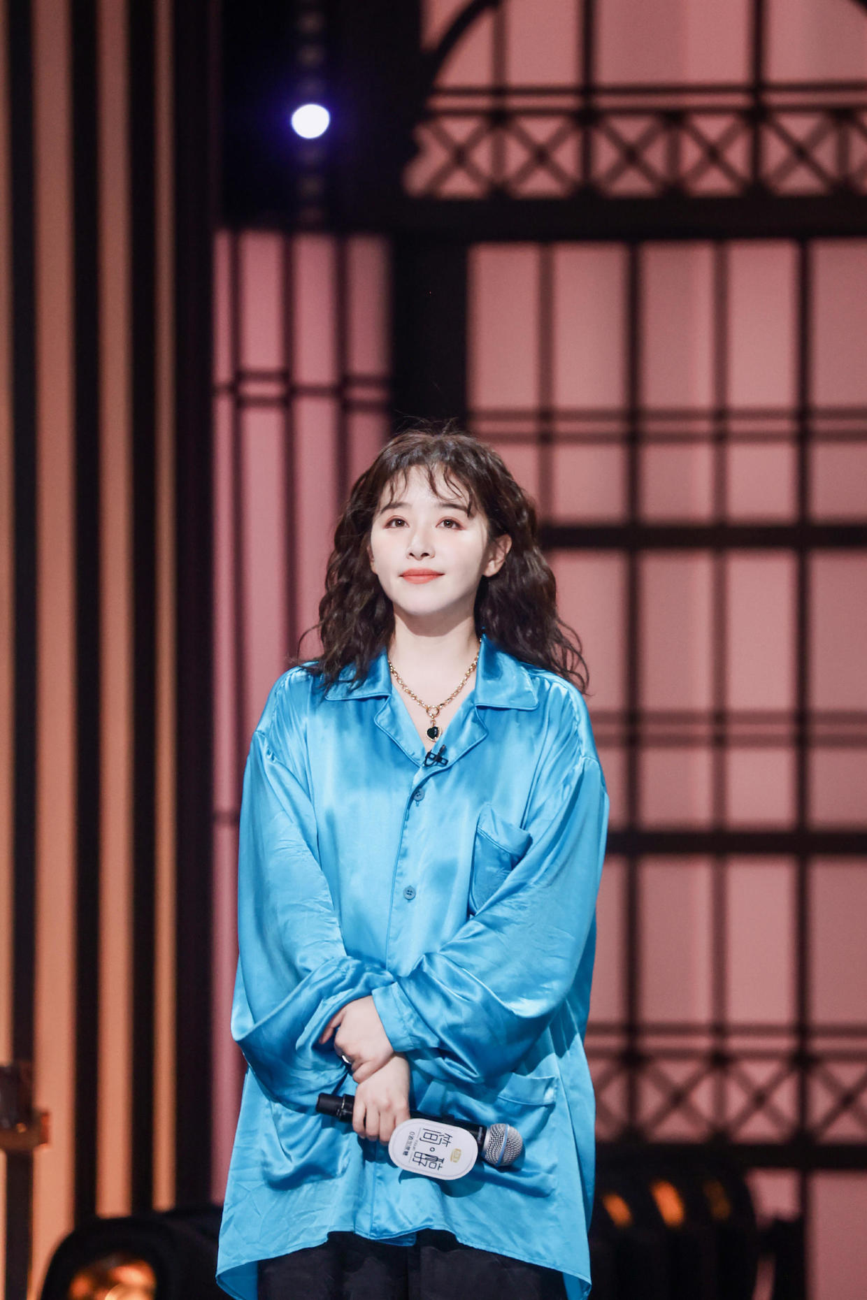 阚清子衣品绝了！穿黑西装配工装裤又飒又美，这时尚感拿捏真到位