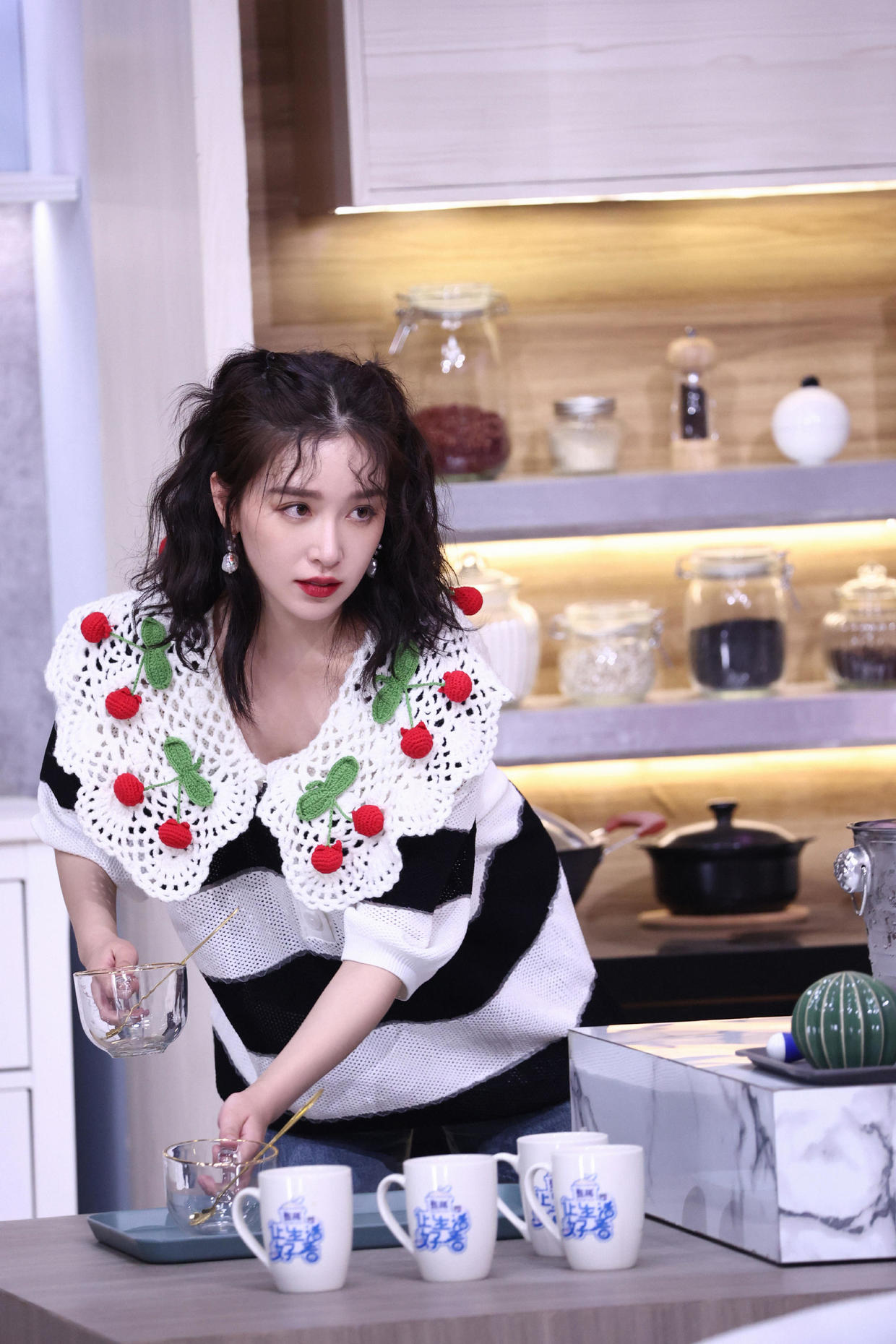 阚清子衣品绝了！穿黑西装配工装裤又飒又美，这时尚感拿捏真到位