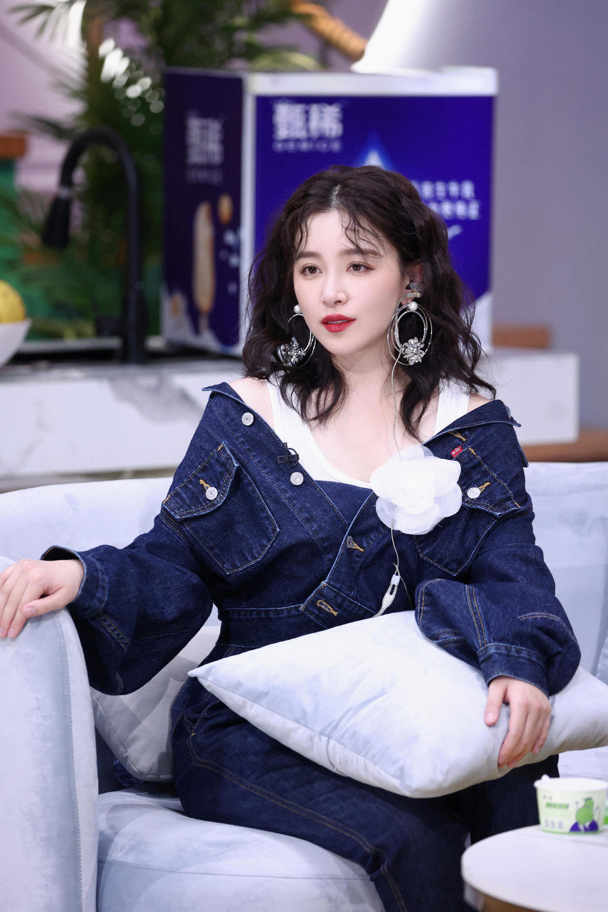 阚清子衣品绝了！穿黑西装配工装裤又飒又美，这时尚感拿捏真到位