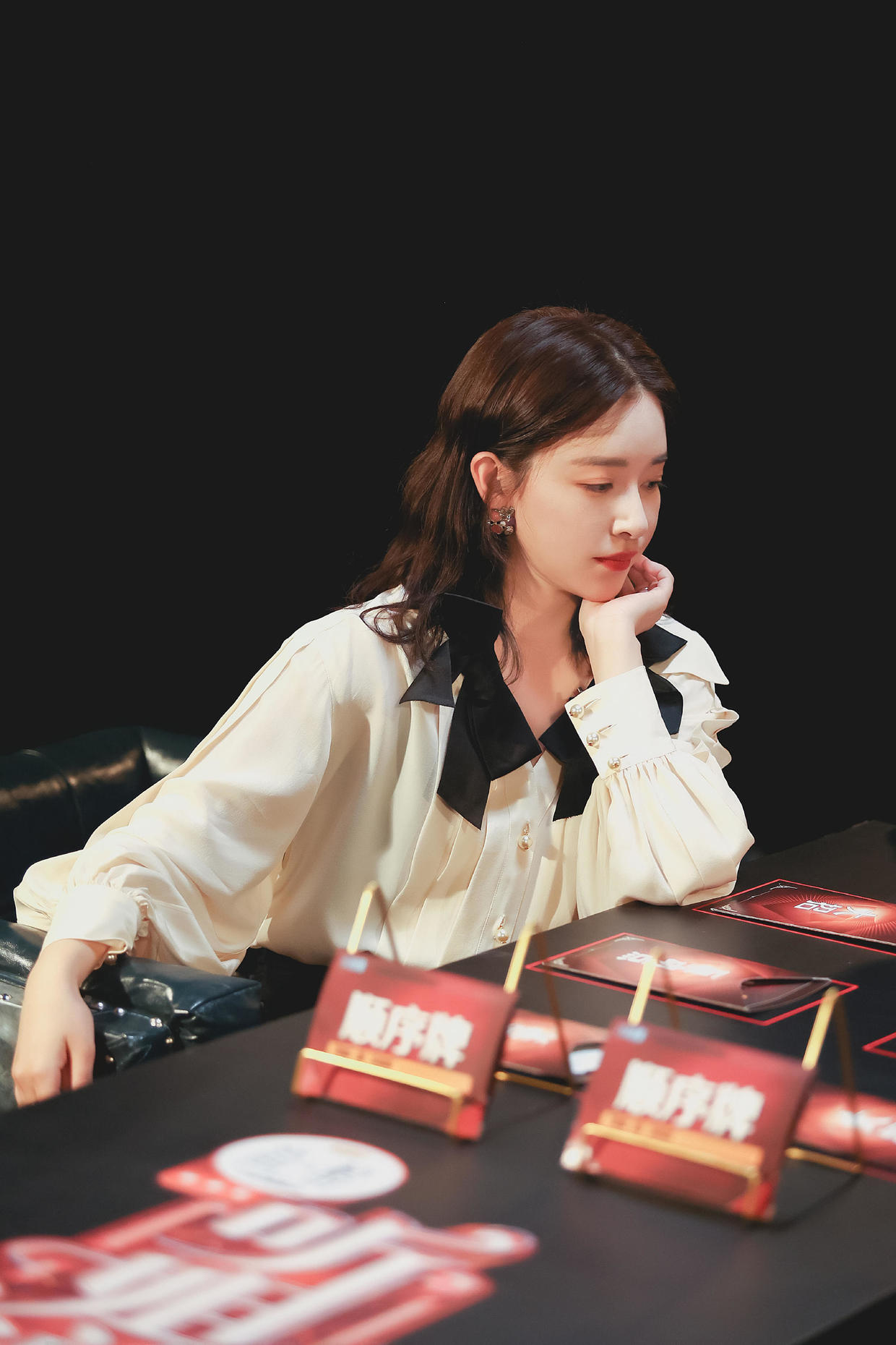 阚清子衣品绝了！穿黑西装配工装裤又飒又美，这时尚感拿捏真到位