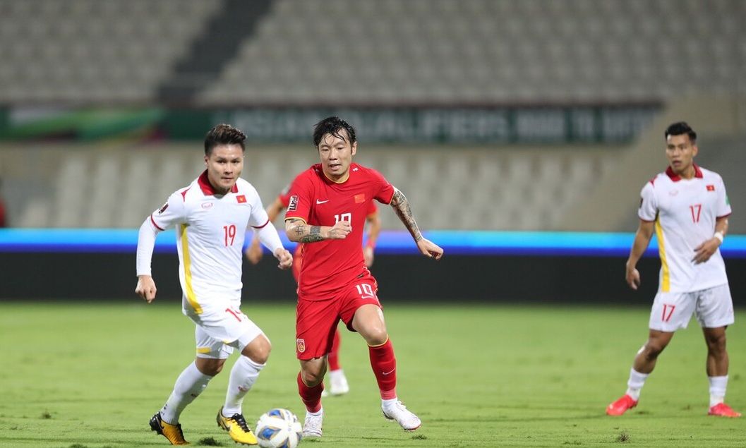 李铁又犯致命失误,国足险胜越南揪出最差2人,张稀哲不配10号