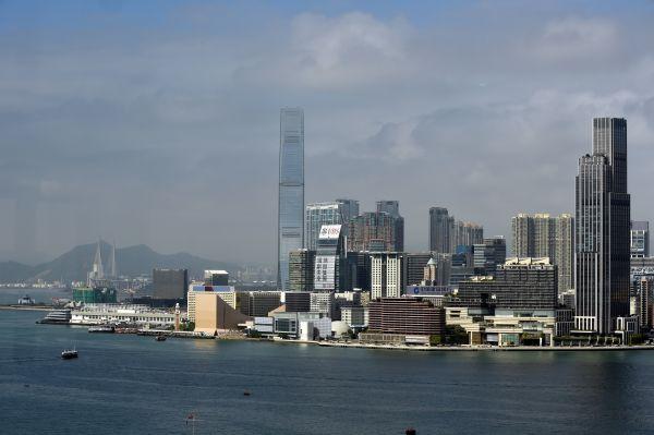香港九龙地标——环球贸易广场(左)(2020年11月19日摄)。 新华社记者 卢炳辉 摄