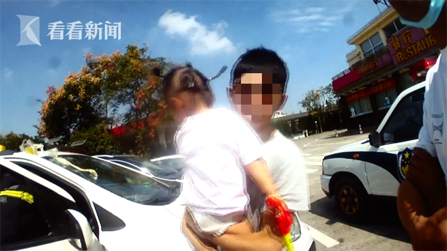 烈日当头!粗心父亲将2岁女儿反锁车内 民警及时破窗救援休闲区蓝鸢梦想 - Www.slyday.coM 烈日当头!粗心父亲将2岁女儿反锁车内 民警及时破窗救援休闲区蓝鸢梦想 - Www.slyday.coM