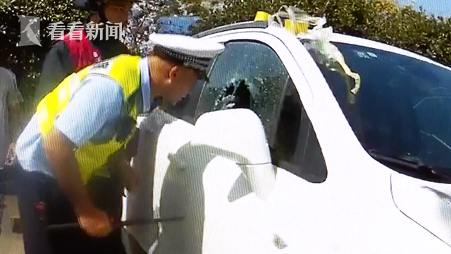 烈日当头!粗心父亲将2岁女儿反锁车内 民警及时破窗救援休闲区蓝鸢梦想 - Www.slyday.coM 烈日当头!粗心父亲将2岁女儿反锁车内 民警及时破窗救援休闲区蓝鸢梦想 - Www.slyday.coM