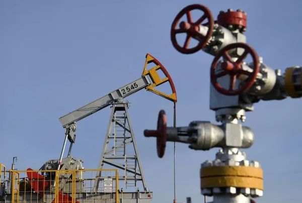 ▲2021年10月5日拍摄的俄罗斯鞑靼斯坦共和国的石油和天然气生产设施。（视觉中国）
