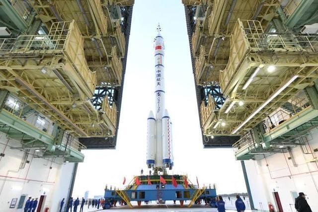 女航天员在列!3名航天员将乘神舟十三号太空出差6个月休闲区蓝鸢梦想 - Www.slyday.coM 女航天员在列!3名航天员将乘神舟十三号太空出差6个月休闲区蓝鸢梦想 - Www.slyday.coM