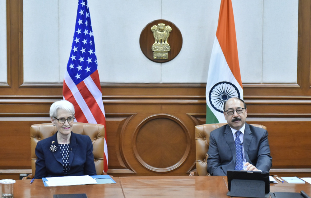美国常务副国务卿温迪·舍曼（左）与印度外交秘书哈什·瓦德汗·斯林格拉（右）会面。图自舍曼推特