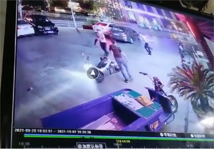 福建一男子酒后持刀伤人致2死4伤,官方:其中一辅警不幸牺牲,犯罪嫌疑人已跳楼身亡休闲区蓝鸢梦想 - Www.slyday.coM 福建一男子酒后持刀伤人致2死4伤,官方:其中一辅警不幸牺牲,犯罪嫌疑人已跳楼身亡休闲区蓝鸢梦想 - Www.slyday.coM