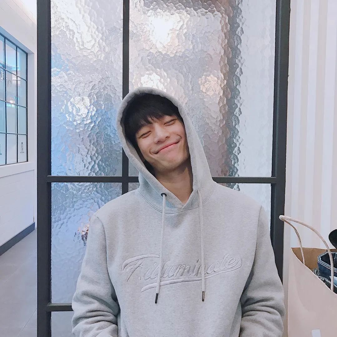 《鱿鱼游戏》让他迷倒无数少女!这样的男友风穿搭你可吗?休闲区蓝鸢梦想 - Www.slyday.coM 《鱿鱼游戏》让他迷倒无数少女!这样的男友风穿搭你可吗?休闲区蓝鸢梦想 - Www.slyday.coM