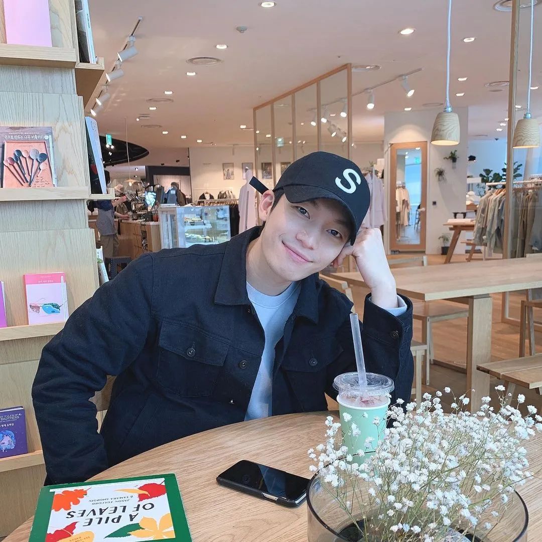 《鱿鱼游戏》让他迷倒无数少女!这样的男友风穿搭你可吗?休闲区蓝鸢梦想 - Www.slyday.coM 《鱿鱼游戏》让他迷倒无数少女!这样的男友风穿搭你可吗?休闲区蓝鸢梦想 - Www.slyday.coM