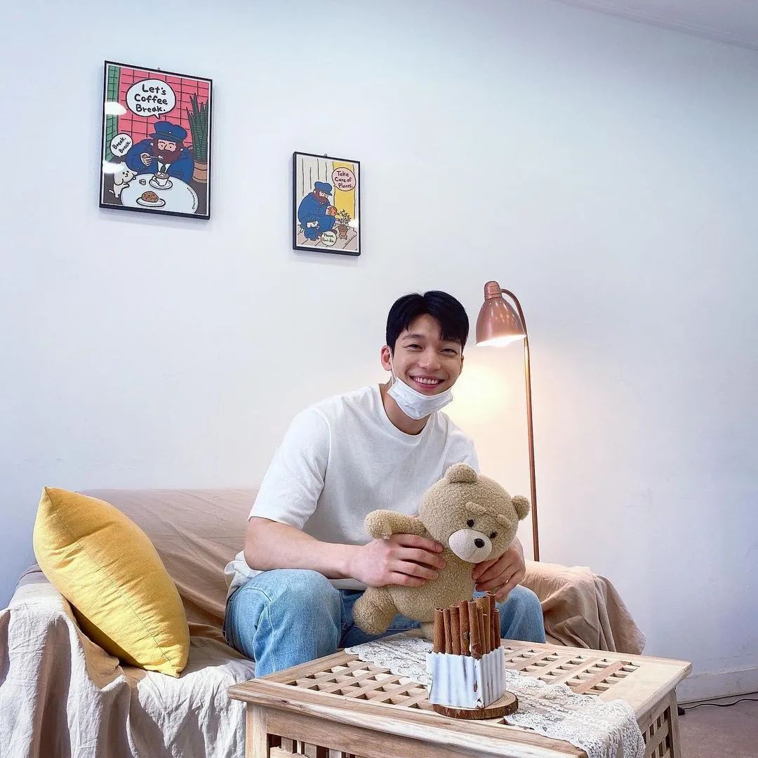 《鱿鱼游戏》让他迷倒无数少女!这样的男友风穿搭你可吗?休闲区蓝鸢梦想 - Www.slyday.coM 《鱿鱼游戏》让他迷倒无数少女!这样的男友风穿搭你可吗?休闲区蓝鸢梦想 - Www.slyday.coM