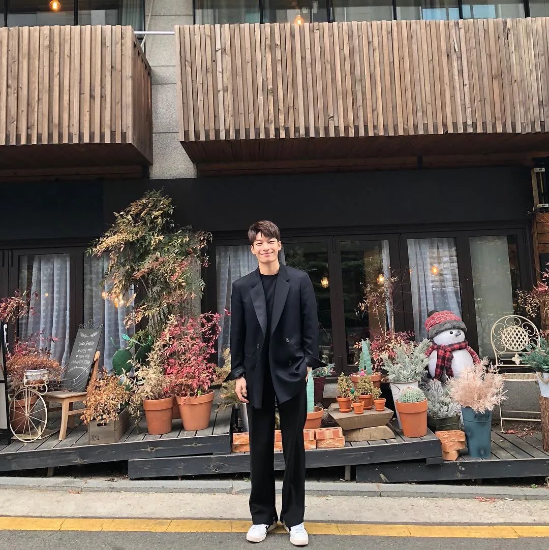 《鱿鱼游戏》让他迷倒无数少女!这样的男友风穿搭你可吗?休闲区蓝鸢梦想 - Www.slyday.coM 《鱿鱼游戏》让他迷倒无数少女!这样的男友风穿搭你可吗?休闲区蓝鸢梦想 - Www.slyday.coM