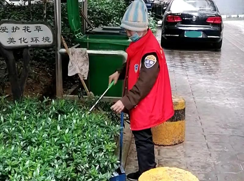 平时唐金莲积极参与社区志愿服务活动。图片来源:长沙文明网