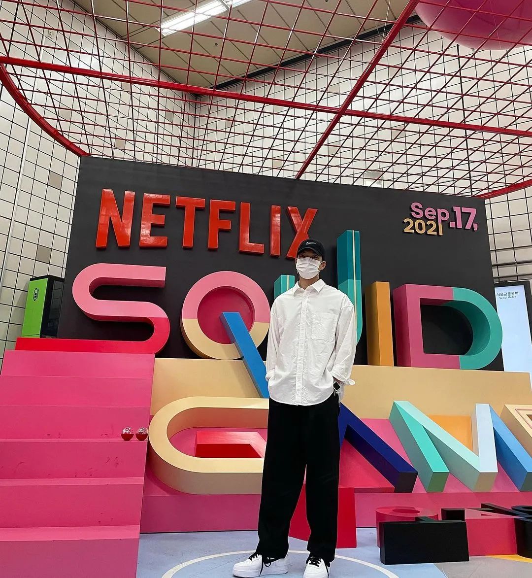 《鱿鱼游戏》让他迷倒无数少女!这样的男友风穿搭你可吗?休闲区蓝鸢梦想 - Www.slyday.coM 《鱿鱼游戏》让他迷倒无数少女!这样的男友风穿搭你可吗?休闲区蓝鸢梦想 - Www.slyday.coM