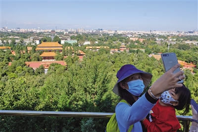 10月7日，景山公园，游客登山与北京中轴线合影。摄影/记者 王子诚