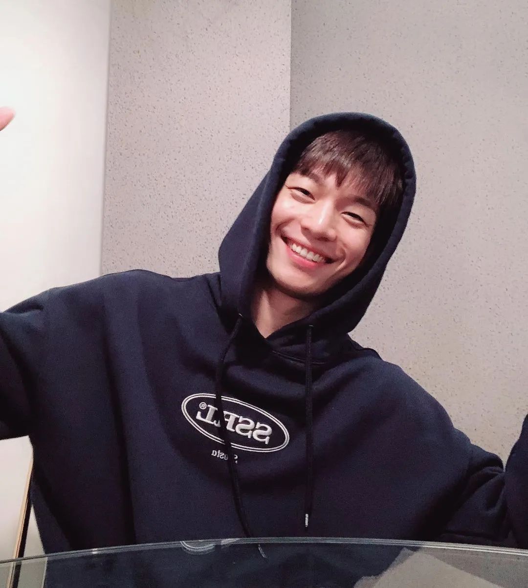 《鱿鱼游戏》让他迷倒无数少女!这样的男友风穿搭你可吗?休闲区蓝鸢梦想 - Www.slyday.coM 《鱿鱼游戏》让他迷倒无数少女!这样的男友风穿搭你可吗?休闲区蓝鸢梦想 - Www.slyday.coM