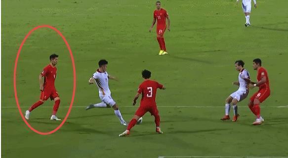替补罪人被揪出,散步防守+染黄,输球后,越南一反应打脸国足