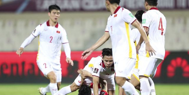 国足3-2绝杀越南比赛中,主教练李铁的5个致命错误!