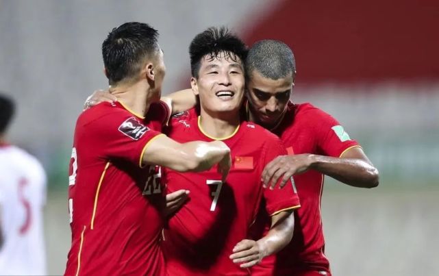 国足3-2绝杀越南男足李铁迎来12强赛首胜，恰逢世界杯出线纪念日