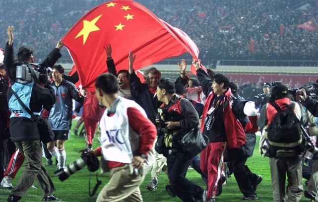 国足3-2绝杀越南男足李铁迎来12强赛首胜,恰逢世界杯出线纪念日