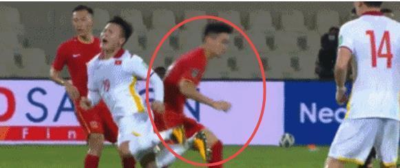 替补罪人被揪出,散步防守+染黄,输球后,越南一反应打脸国足