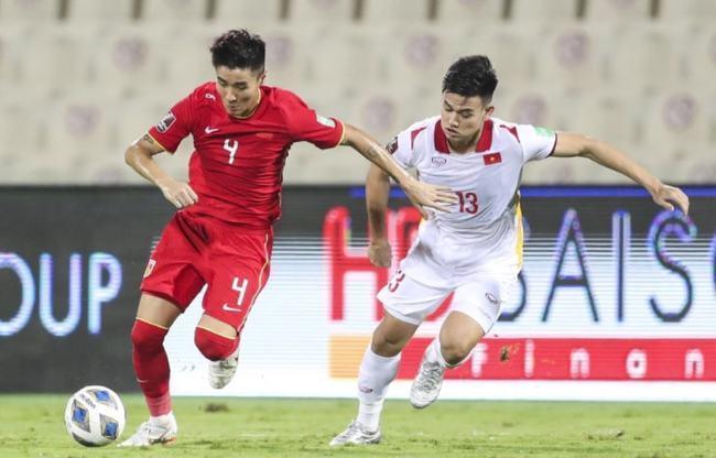 替补罪人被揪出,散步防守+染黄,输球后,越南一反应打脸国足