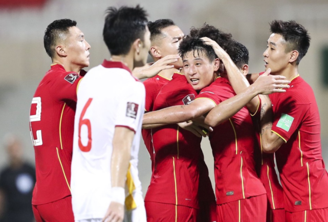 国足以3:2的总比分险胜越南，迎来12强赛首场胜利。