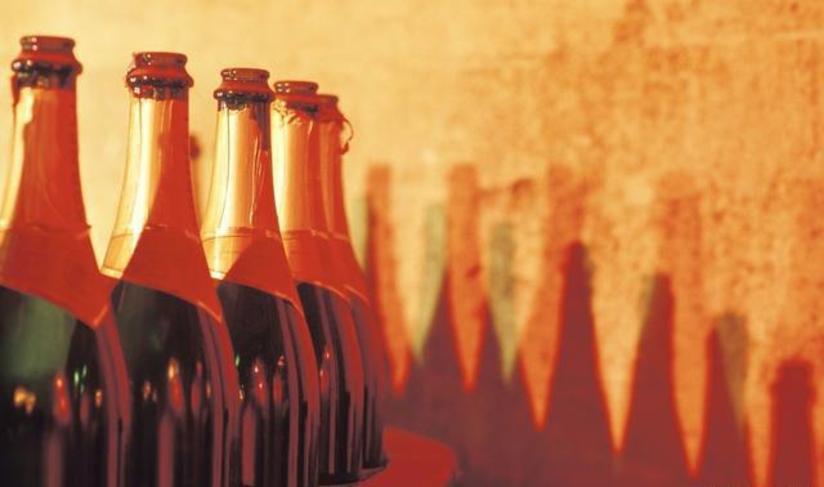 假酒危害有多大?俄罗斯21人丧命,<a href=