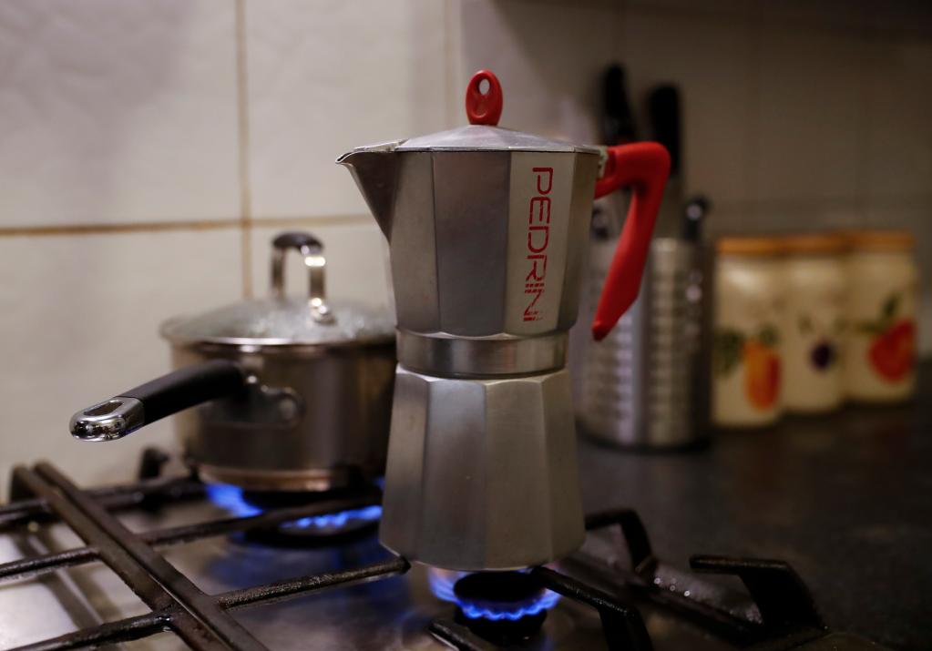 这是10月8日在英国伦敦一户人家拍摄的天然气灶。近期,欧洲天然气价格大幅上涨。业内人士担心,如果天然气紧缺状况得不到改善,英国冬季能源供应将面临严峻挑战。新华社记者韩岩摄