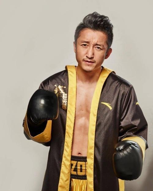 邹市明被老大爷KO!