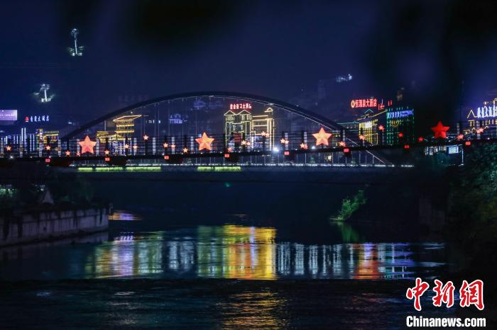 茅台镇的夜景美不胜收. 瞿宏伦 摄