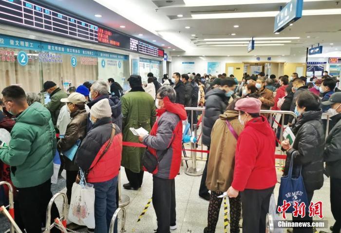 资料图:民众在门诊大厅排队挂号。(图文无关) 汤彦俊 摄