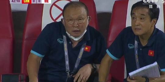 国足3:2险胜越南，在领先两球时，为何10分钟之内连丢两球？