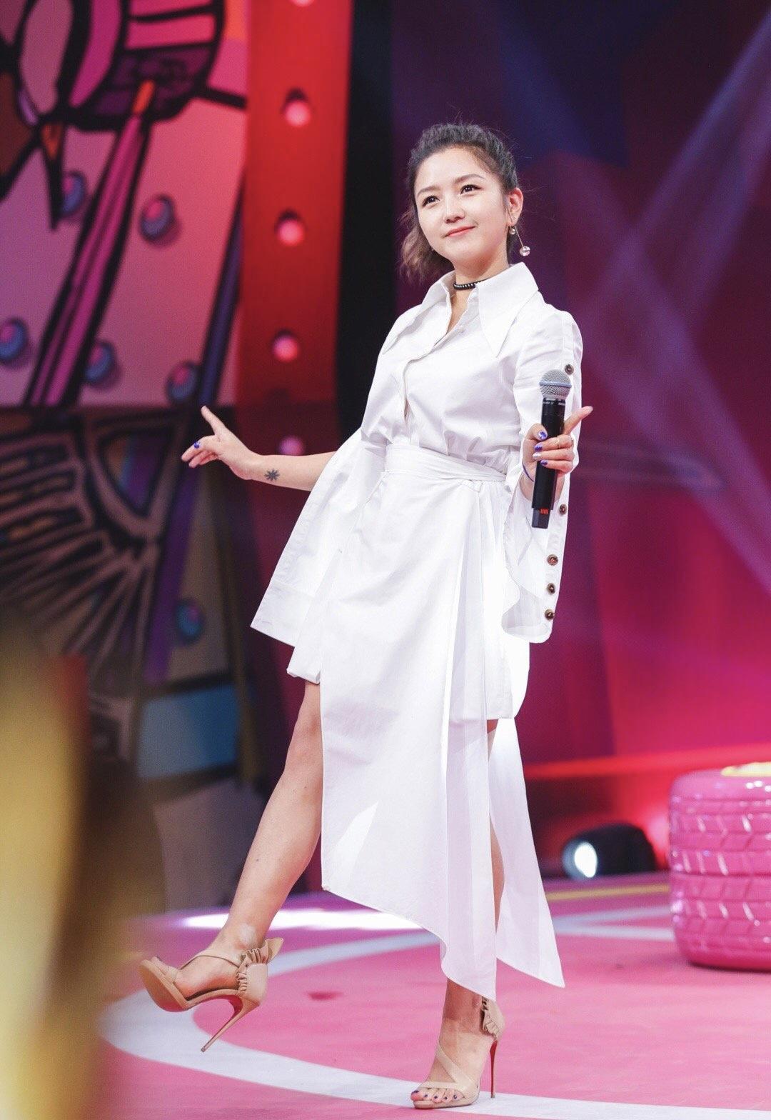 何洁衣品真让人佩服，穿西装大玩“下衣失踪”，自然发型显气质