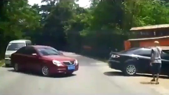 实拍大货车和轿车相撞交通事故全过程！