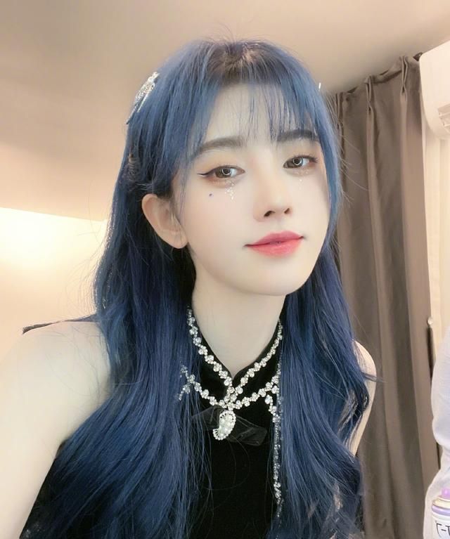 鞠婧祎又美出新高度晒蓝发舞台妆似精灵她的发量才最让人羡慕