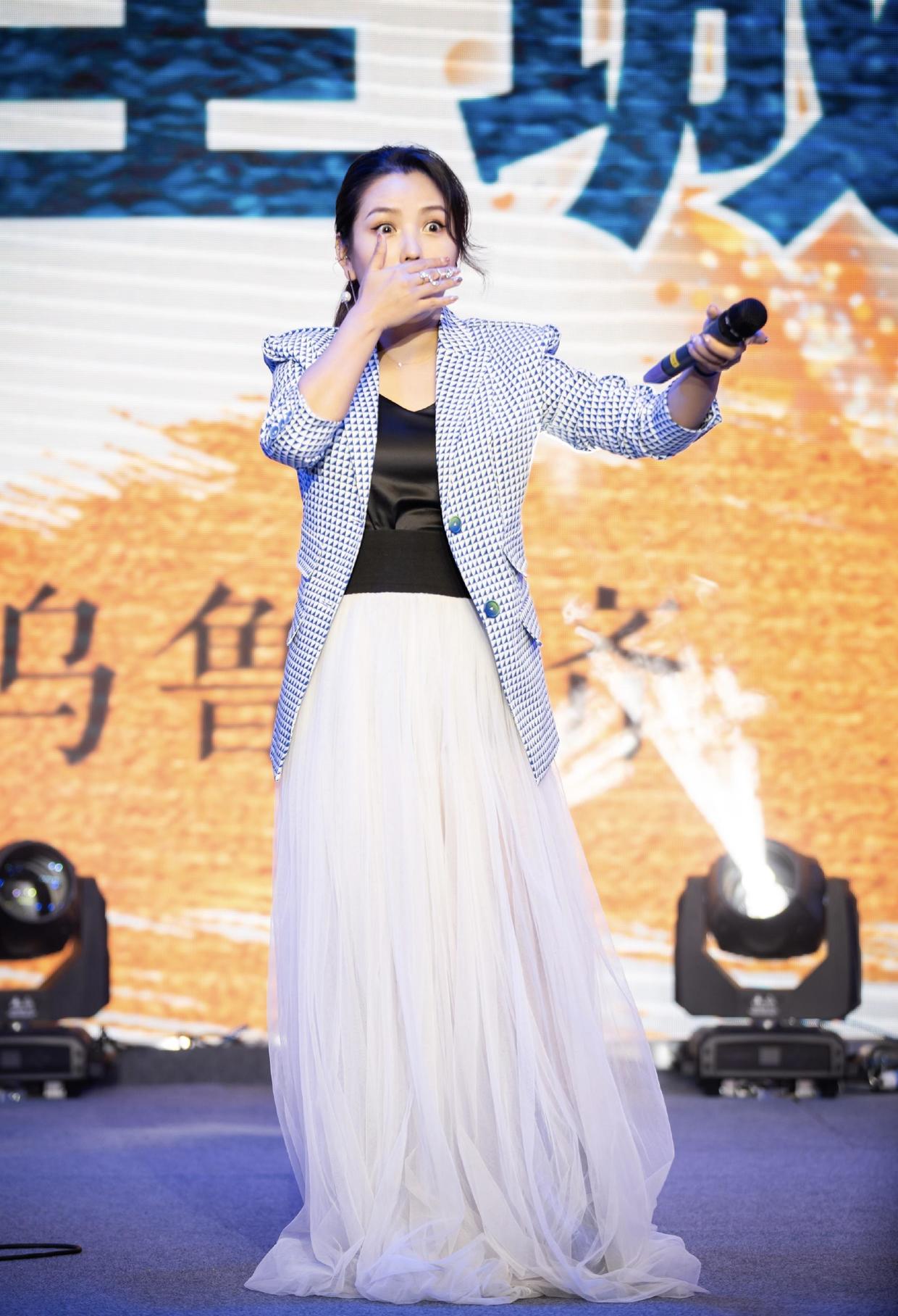 何洁衣品真让人佩服，穿西装大玩“下衣失踪”，自然发型显气质