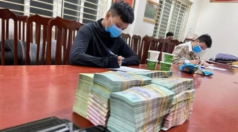 越南警方破获一起特大网赌案，涉案金额约15000亿越盾，缴获豪车