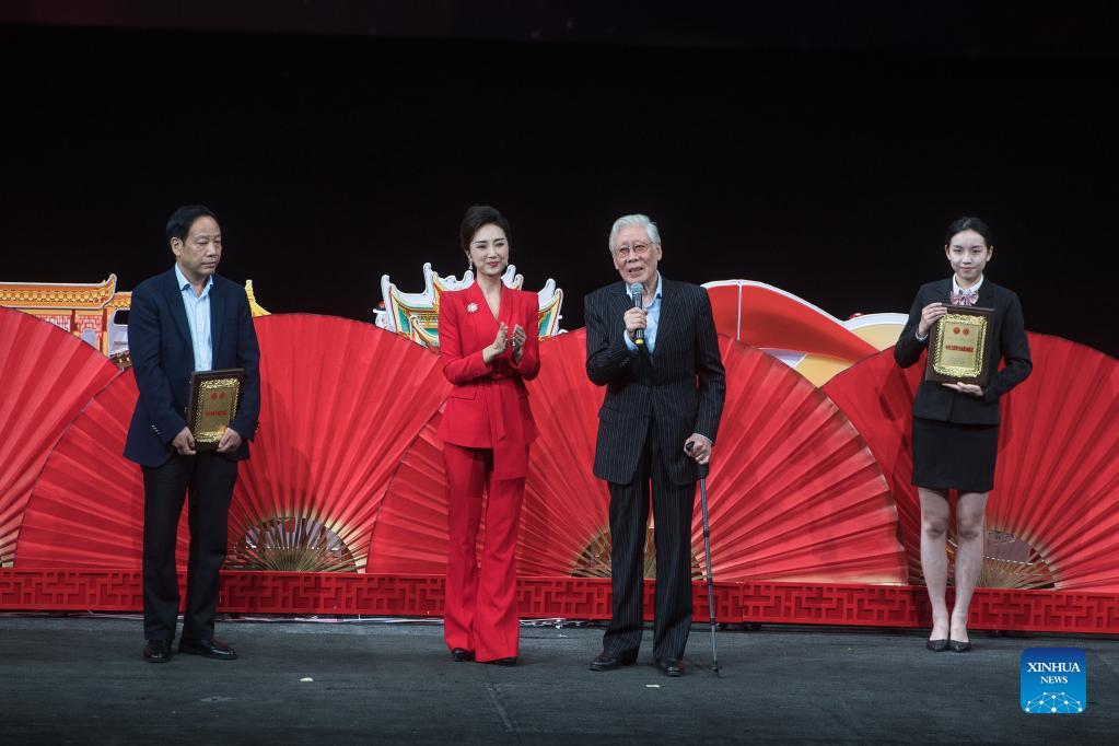 Chinese actor Jiao Huang (2nd R) receives lifetime achievement award from the China Federation of Literacy and Art Circles, at the opening ceremony of the 17th China Theater Festival in Wuhan, central China's Hubei Province, Oct. 9, 2021. The 17th China Theater Festival, a national theater and performing arts event, opened on Saturday in Wuhan. Altogether 31 plays of various genres from across the country, including Peking Opera and Kunqu Opera, are scheduled to be performed at the festival that runs through Oct. 28. (Xinhua/Xiao Yijiu)