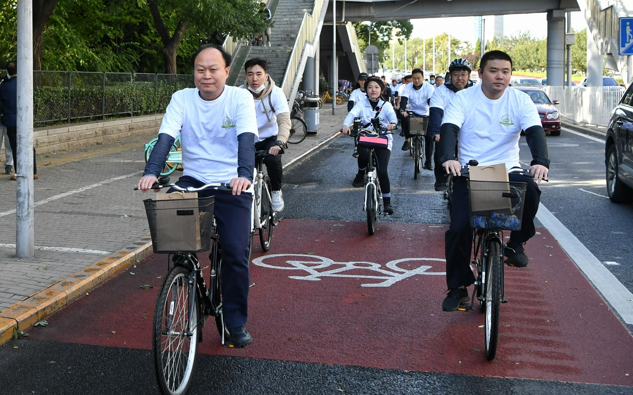 北京市公安局交管局政委刘如赞参与骑行活动.