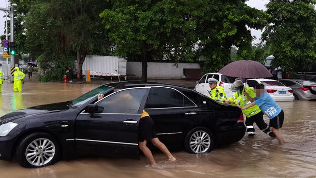 非必要不出门!珠海暴雨红色预警!十几条路水浸严重!全市公交线路暂停运营休闲区蓝鸢梦想 - Www.slyday.coM 非必要不出门!珠海暴雨红色预警!十几条路水浸严重!全市公交线路暂停运营休闲区蓝鸢梦想 - Www.slyday.coM