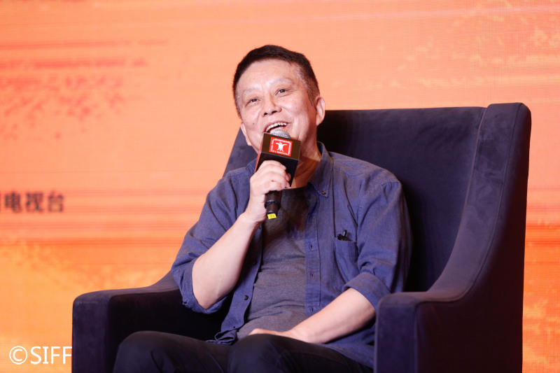 黄建新出席本届上海国际电影节的金爵奖评委主席论坛。
