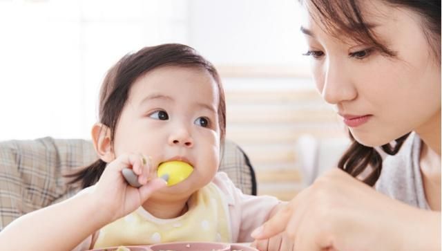 宝宝第一口辅食吃蛋黄还是“米粉”?新手妈妈要知道,一分钟了解
