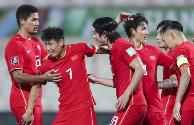 国足赢越南很轻松，国足教练李铁还能留下来继续指教吗？