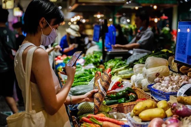 拍完照就把好端端的芹菜全部扔掉!上海Prada菜场外,女子这一举动看呆路人休闲区蓝鸢梦想 - Www.slyday.coM 拍完照就把好端端的芹菜全部扔掉!上海Prada菜场外,女子这一举动看呆路人休闲区蓝鸢梦想 - Www.slyday.coM