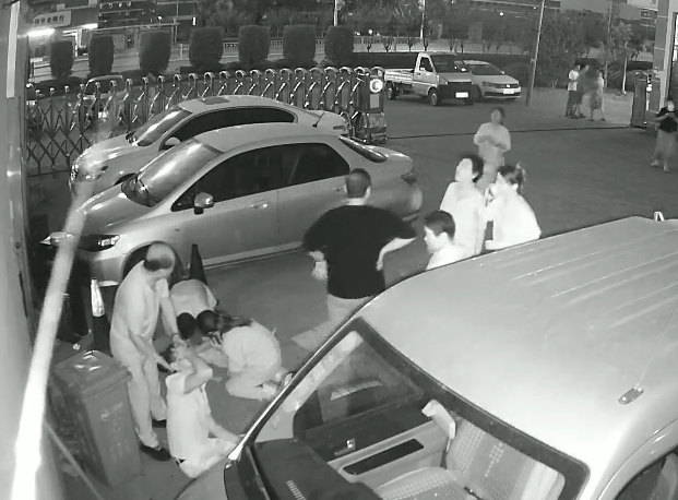 英雄!男童从4楼跌落,江西男子飞奔6秒徒手接住,孩子仅轻伤,男子被砸住院休闲区蓝鸢梦想 - Www.slyday.coM 英雄!男童从4楼跌落,江西男子飞奔6秒徒手接住,孩子仅轻伤,男子被砸住院休闲区蓝鸢梦想 - Www.slyday.coM